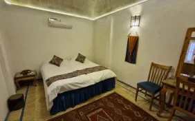 اتاق دوتخته عادی(حیاط) (اقامت با صبحانه)