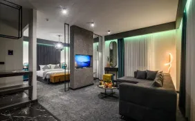 سوئیت جونیور سه نفره(دوتخته+کاناپه) (اقامت با صبحانه)