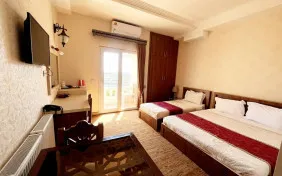 اتاق دو تخته رو به حیاط (اقامت با صبحانه)