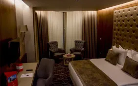 سوئیت اگزکیوتیو دو نفره (اقامت با صبحانه)