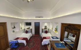 اتاق پنج تخته نیما یوشیج (اقامت با صبحانه)