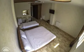 اتاق سه تخته رو به کوهستان (اقامت با صبحانه)