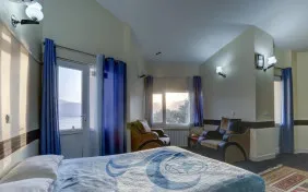 اتاق سه تخته رو به جنگل (اقامت با صبحانه)